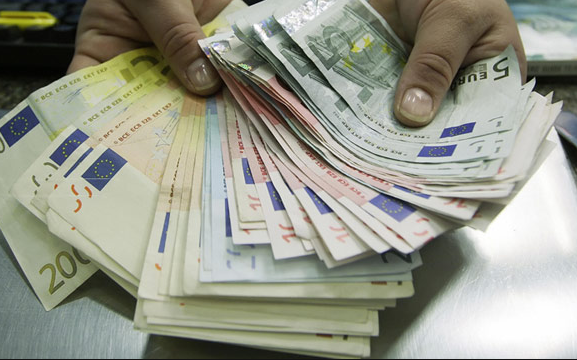Flüchtling findet 150.000 Euro und bringt diese zur Polizei