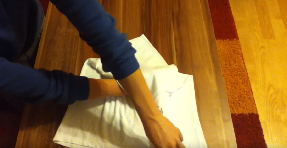 Wie du dein T-Shirt professionell in nur 2 Sekunden faltest - von Verkäufern empfohlene Technik