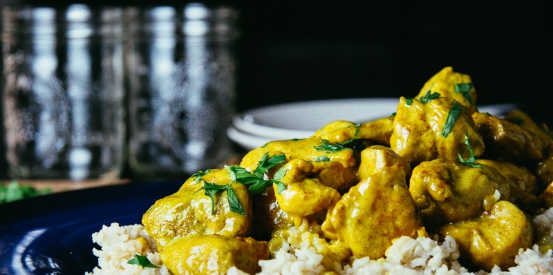 Schnelles Hühnchen-Curry - in 15 Minuten serviert. Das MUSST du probieren! Super cremig und würzig!