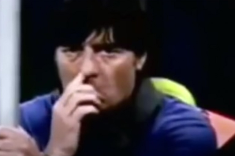 7 Mal als Joachim Löw vor der Kamera bei etwas erwischt wurde, das er nicht tun sollte
