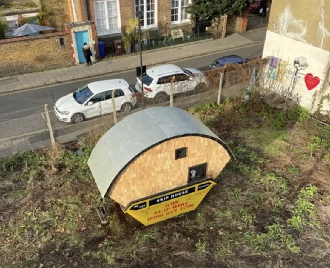 You Won’t Believe How This Young Man Transformed a Dumpster Skip into a Tiny House – The Interior Will Surprise You!