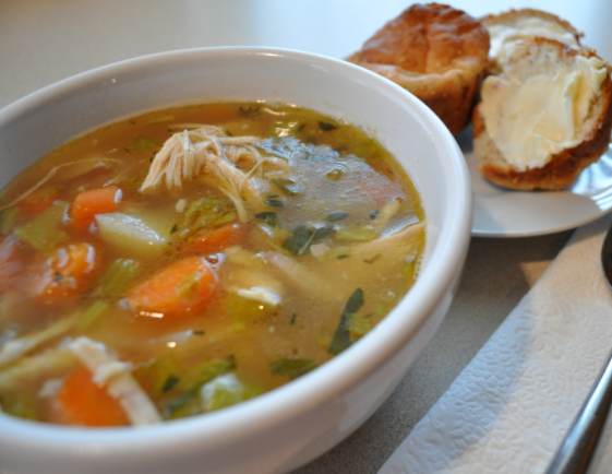 Hmm... Diese herrliche Gemüsesuppe mit geräuchertem Hühnchen ist lecker lecker!