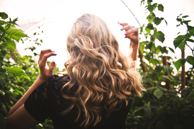 Warum werden Haare im Alter dunkler?