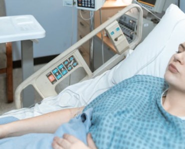 3 Wochen nach der Geburt von Zwillingen fühlte sich die Mutter krank - als der Arzt das Ultraschallbild sah, sagte er: "Es tut mir leid"