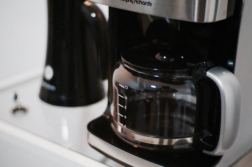 So machst du deine Kaffeemaschine am effektivsten sauber.