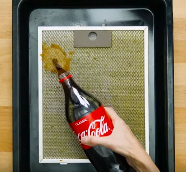 Verklebte Abzugshaube reinigst du viel effektiver mit Cola. Kein Scherz!