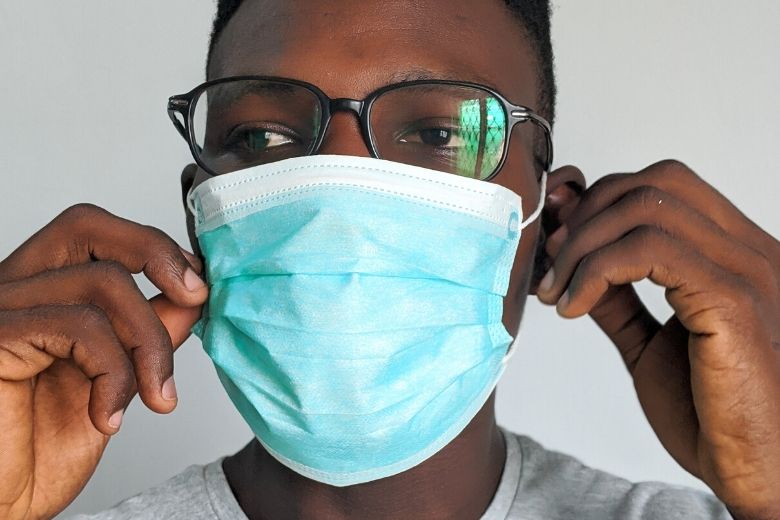 5 Tipps, wie die Brille beim Tragen einer Maske nicht beschlägt