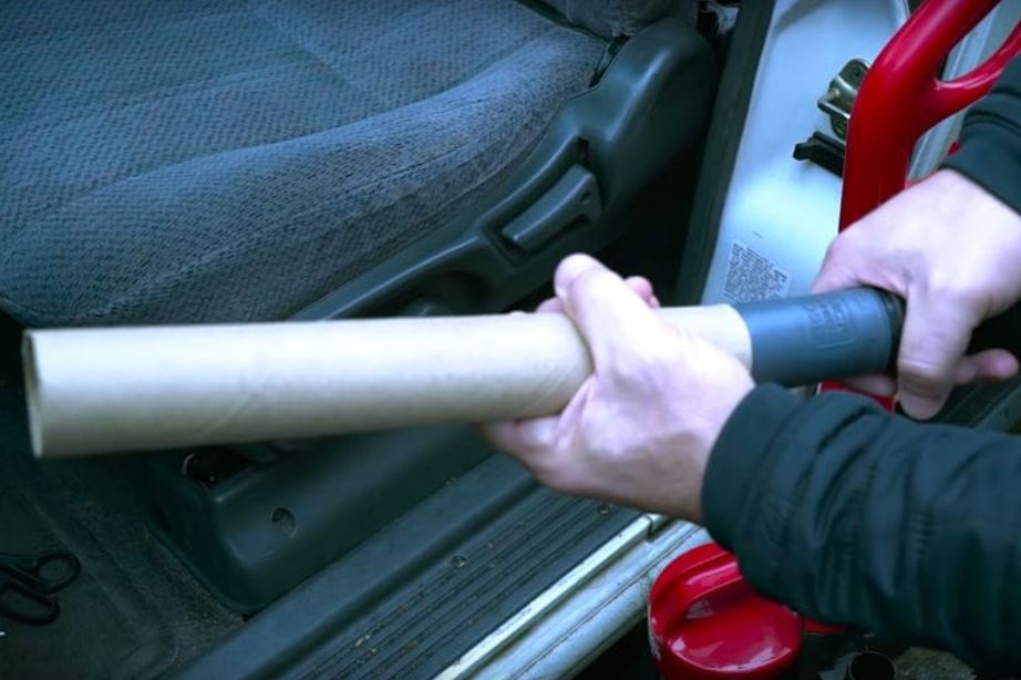 Du verwendest noch keine leere Papierrolle zum Staubsaugen im Auto? Dann verpasst du tolle Tricks.