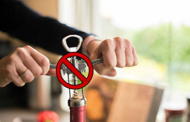 4 Wege eine Weinflasche zu öffnen - ohne Korkenzieher!