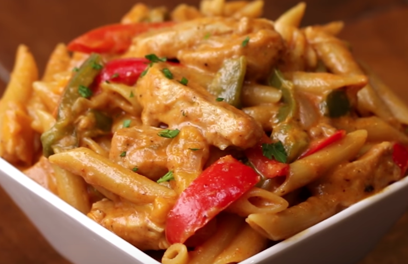 Für diese cremige Fajita-Pasta brauchst du nur eine Pfanne!