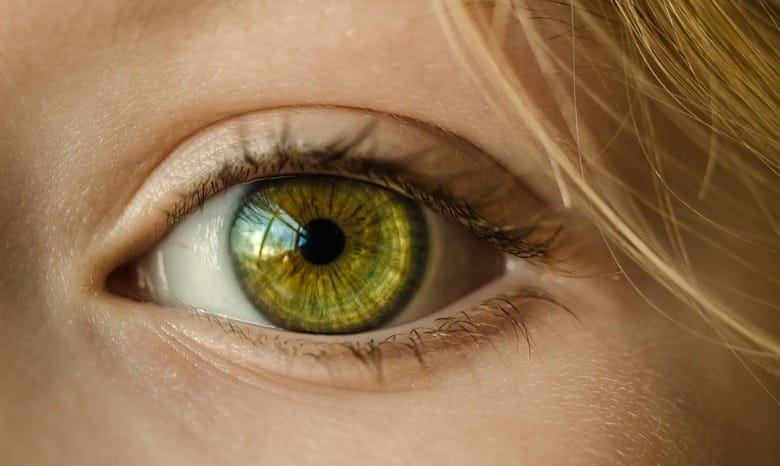 Hast du schlaffe Augenlider? Teste diesen Trick mit Mascara für ein optisches Lifting!