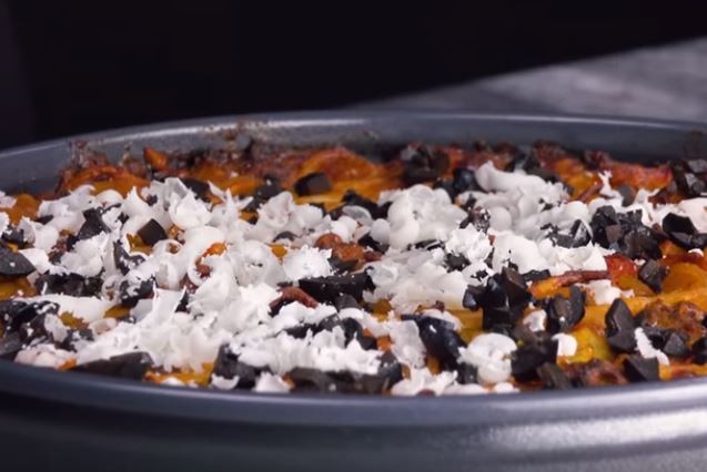 Spaghetti Kuchen Oliven und Parmesan
