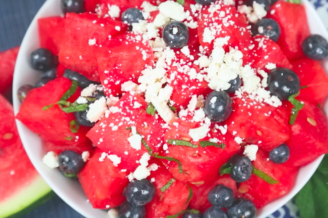 Diesen fruchtigen und erfrischenden Wassermelone-Feta Salat hast du bestimmt noch nicht probiert!