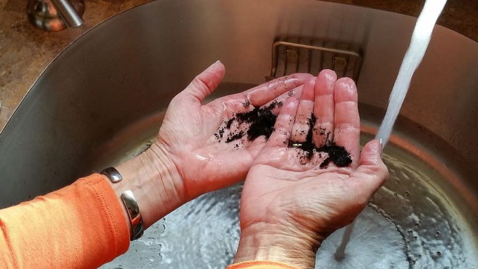 Sie reibt ihre Hände mit gemahlenem Kaffee ein. Der Grund wird dich verblüffen!