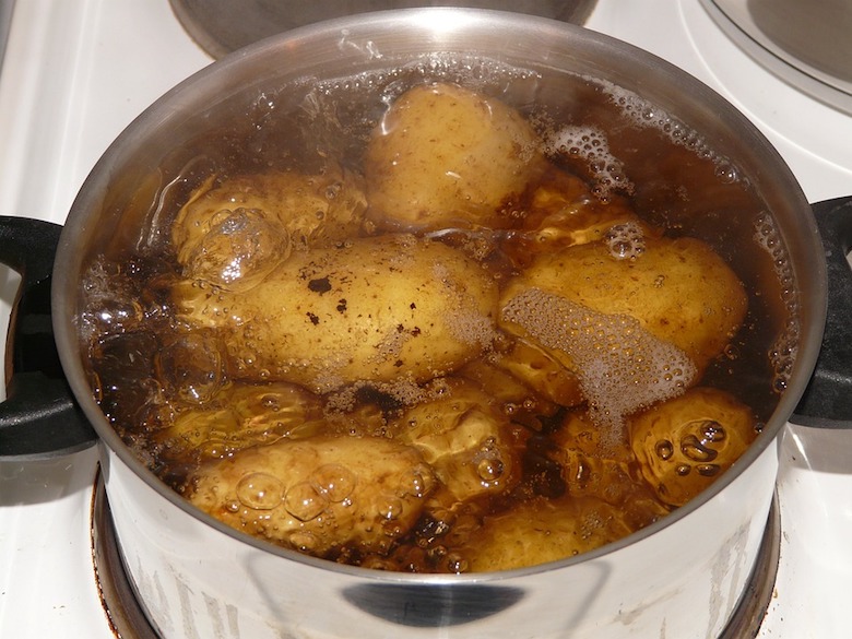 Verleihe deinen kochenden Kartoffeln einen Boost indem du diese Zutat ins Wasser gibst