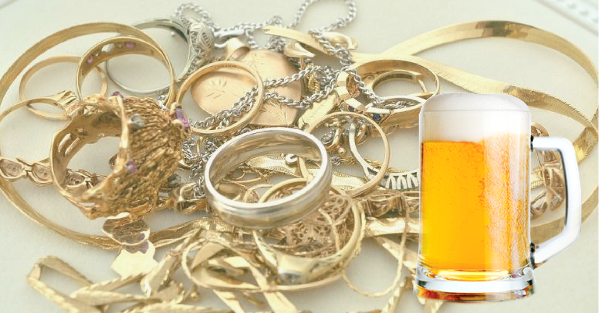 Darum solltest du deinen Schmuck in ein Glas Bier legen