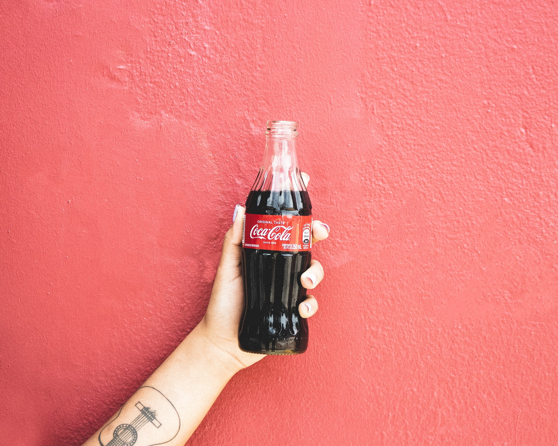 Sie schüttet einen halben Liter Cola in die Toilette – und dann geschah etwas Unfassbares! Das solltest du auch aus probieren!