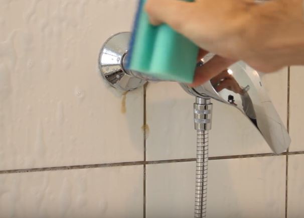So einfach kannst du also deine Dusche sauber bekommen! Hätten wir das man früher gewusst.