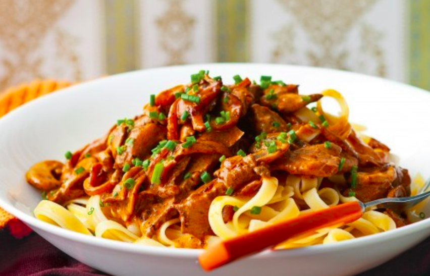 Kein Wunder warum dieses Rezept im Internet umher geht; das wohl leckerste Bœuf Stroganoff der Welt.