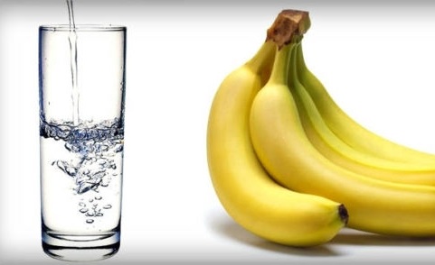 Jeden Morgen beginnt sie ihren Tag mit einem Glas warmen Wasser und einer Banane... Warum? Wir fangen damit jetzt sofort an!