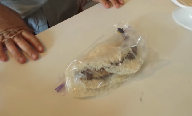Er legt eine braune Banane in eine Tüte mit Wasser und Reis. Schaue dir selbst an was passiert - super praktisch