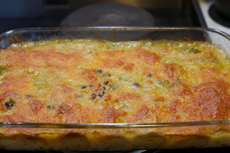 Dieser cremige Lauch-Kartoffelauflauf ist köstlich und noch dazu einfach! Was will man mehr?