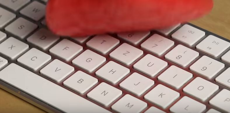 Tastatur mit Masseball Krümel weg