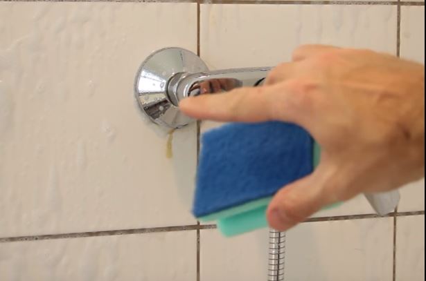 So einfach kannst du also deine Dusche sauber bekommen! Hätten wir das man früher gewusst.