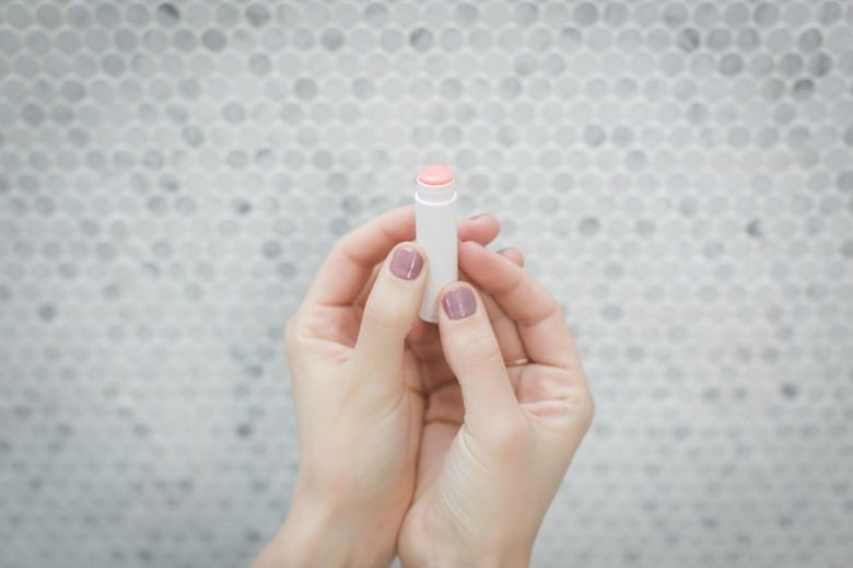Hast du dir schon mal Lippenbalsam in die Haare geschmiert? Aus diesem Grund solltest du das mal ausprobieren