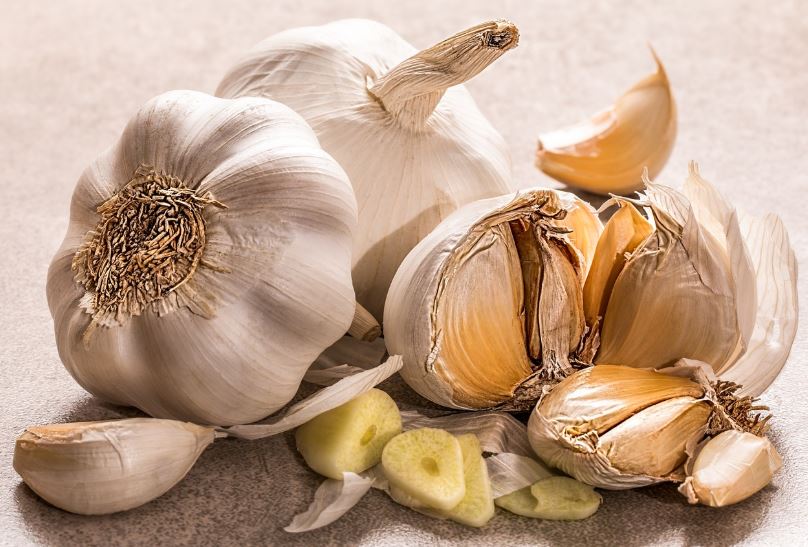 Mit diesem Lebensmittel wirst du deinen Knoblauchatem schnell und einfach wieder los