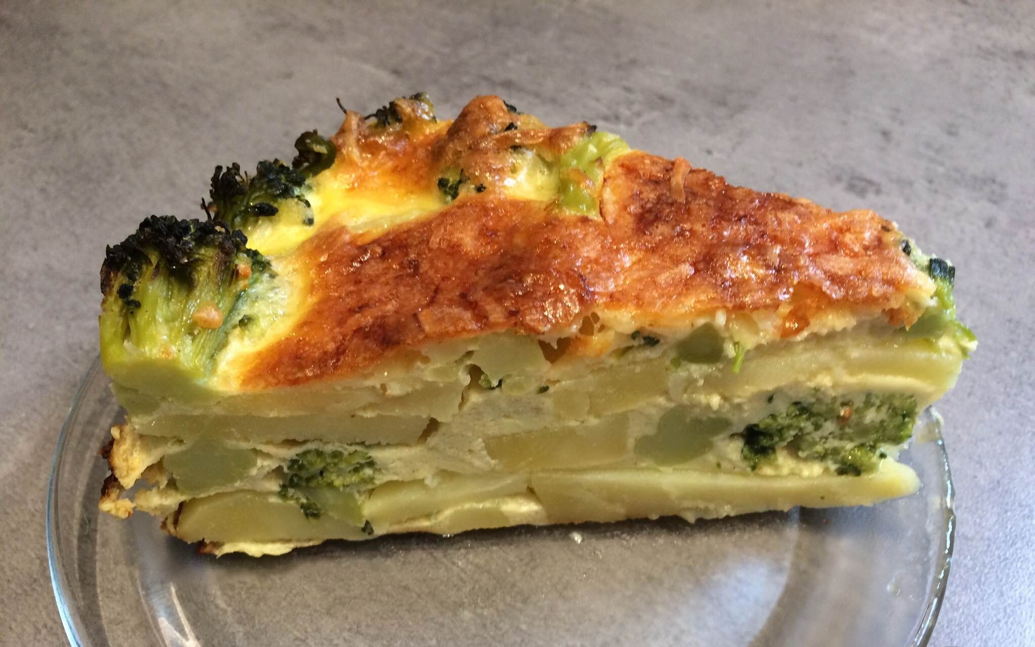 Lecker, gesund und schon innerhalb einer 30 Minuten fertig: herzhafte Torte mit Brokkoli und Kartoffeln.