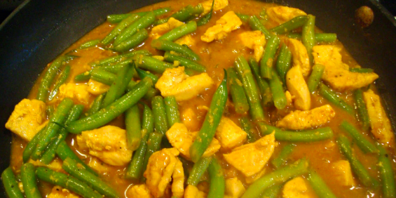 Schnelles Hühnchen-Curry - in 15 Minuten serviert. Das MUSST du probieren! Super cremig und würzig!