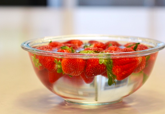 Verderben deine Erdbeeren schneller als dir lieb ist? Mit diesem Trick nicht mehr! Alles was du brauchst hast du im Haus!