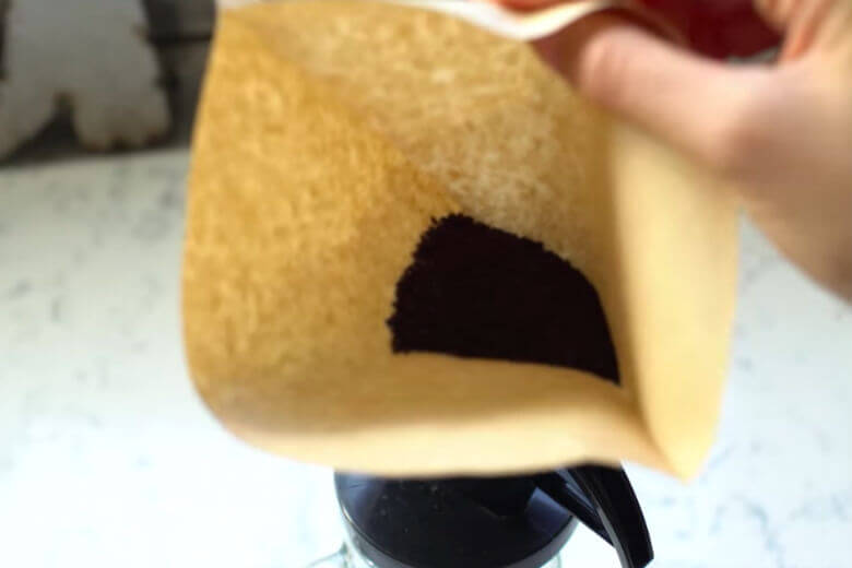 Wirft du deinen alten Kaffeesatz weg? Hier sind 9 Gründe, weshalb du das lieber nicht tun solltest!