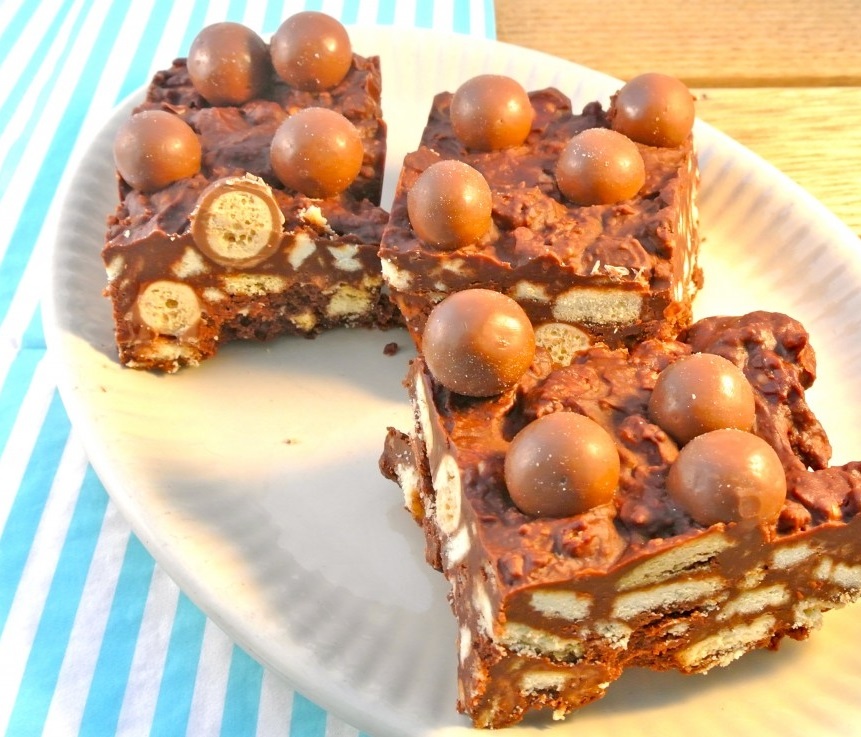 Für diesen gigantischen Malteser-Schokoladenkuchen brauchst du noch nicht einmal einen Ofen! Das ist mal ein Kuchen!
