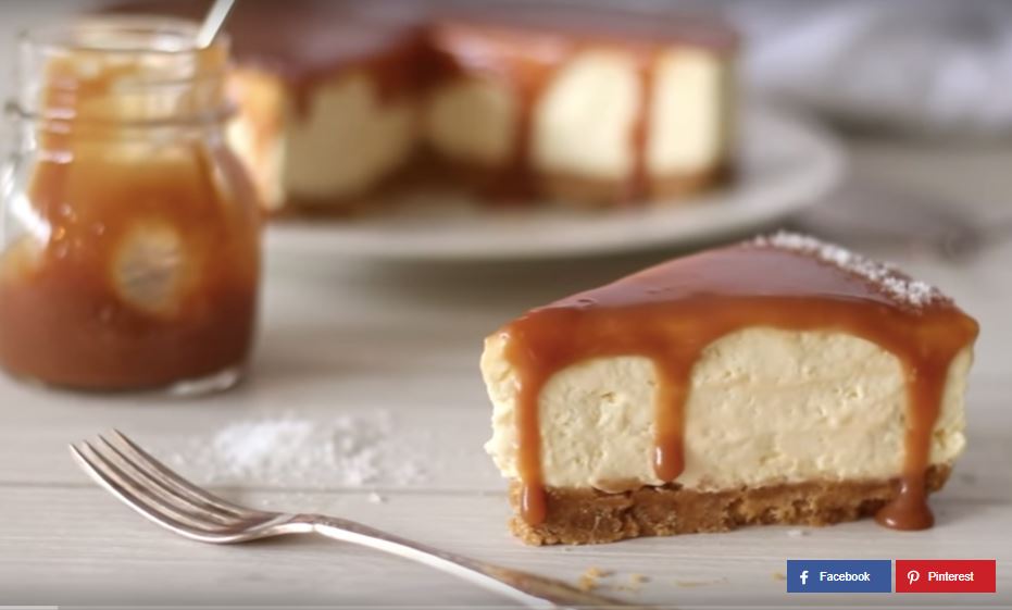 Rezept: Käsekuchen mit Keksboden und Toffeesoße.