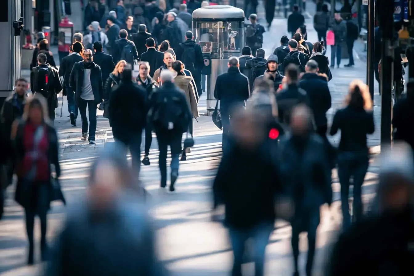 Kann jemand helfen? Verletzter Mann bricht auf überfüllter Straße zusammen