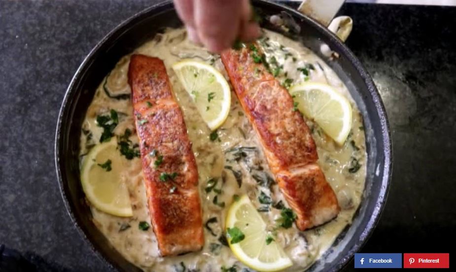 Rezept: Lachs in cremiger Spinat-Champignonsoße.