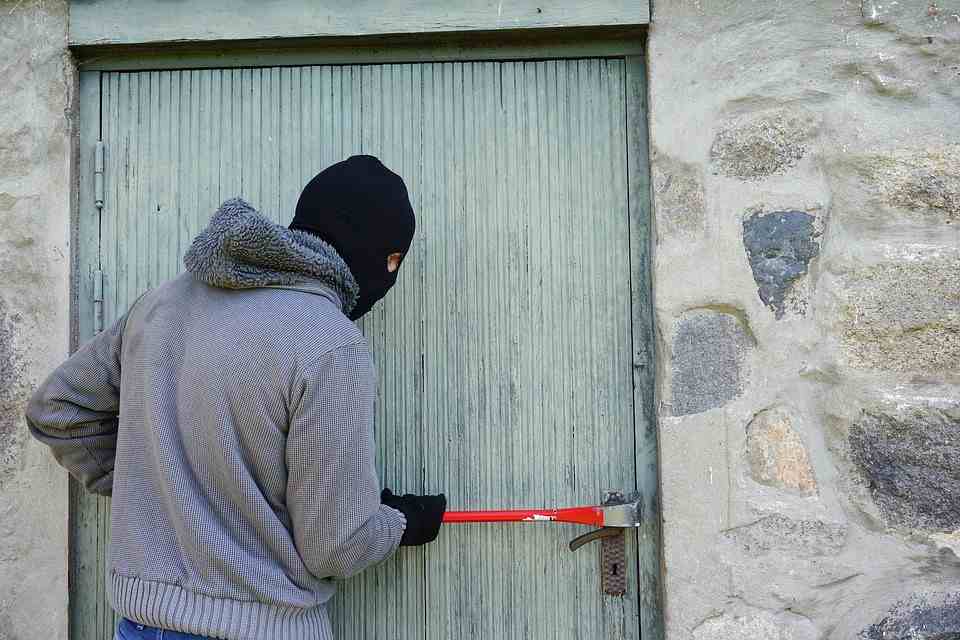 Fährst du in den Urlaub? Mit diesen Tricks denken Einbrecher, du wärst noch zu Hause
