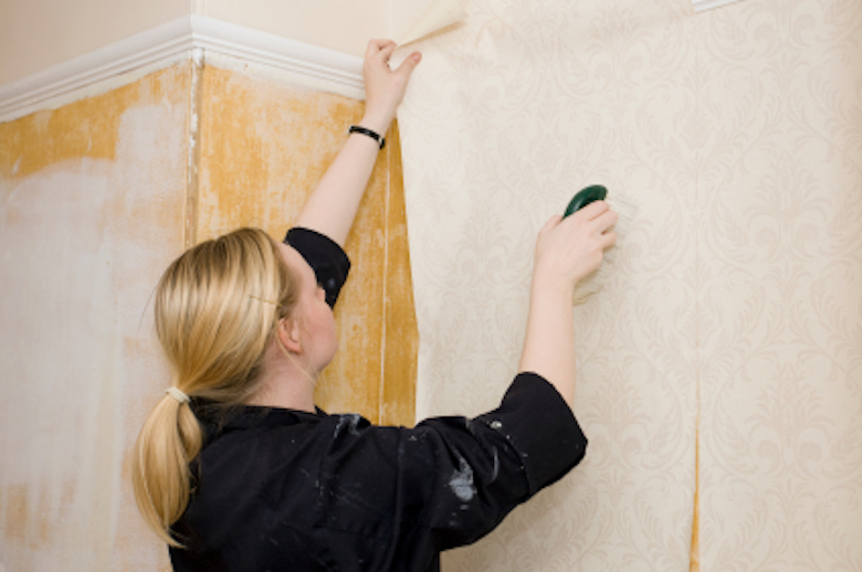 Verblüffend wie einfach es gehen kann! Dank diesem Trick holst du deine alte Tapete in nur wenigen Sekunden von der Wand