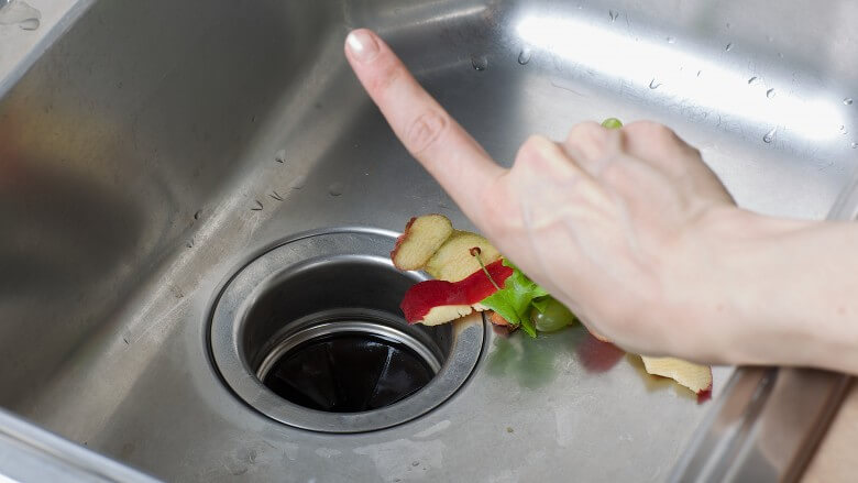 Schon gewusst? Diese 7 Essensreste solltest du nicht einfach so wegspülen.