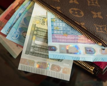 Drei Dinge, die Sie niemals in Ihrer Brieftasche aufbewahren sollten