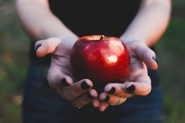 Wäschst du einen Apfel, bevor du ihn isst? Aus diesem Grund solltest du das lieber nicht tun