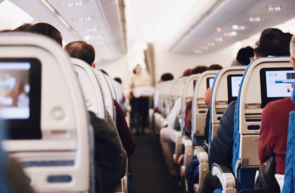 Diese Lebensmittel solltest du vor oder während einer langen Flugreise besser stehen lassen