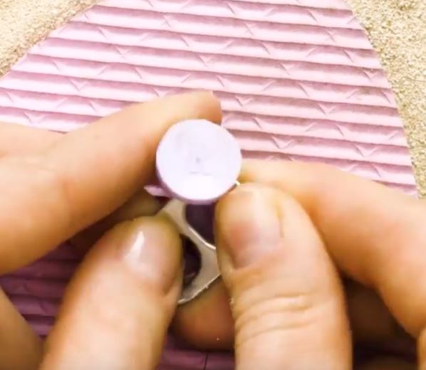 Flip Flop Riemen Dosendeckel befestigt