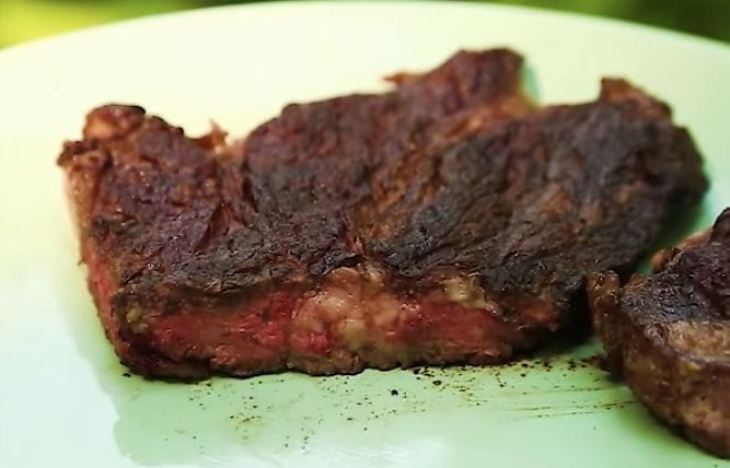 Ein kurzer Druck auf den Handballen verrät dir sofort wie gar dein Steak ist!