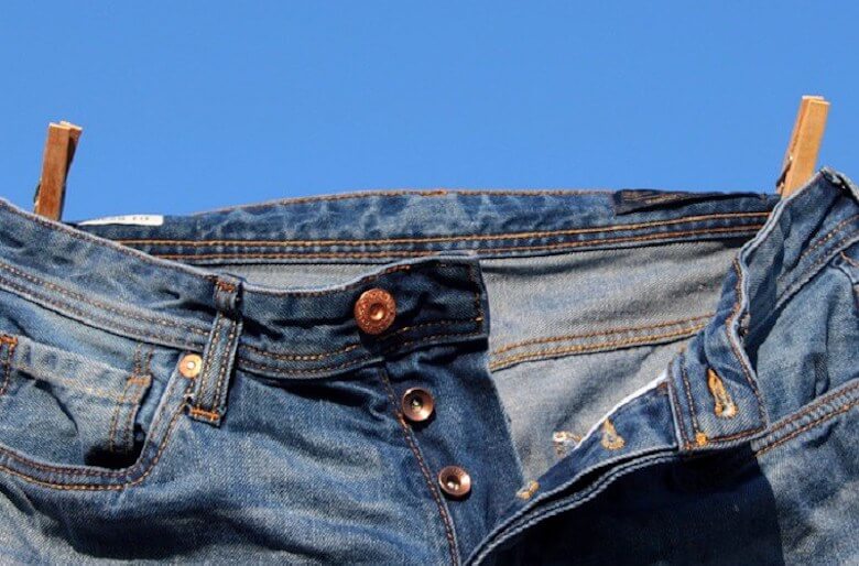 Wie oft wäschst du deine Jeans? Eigentlich gehört sie nur so oft in die Waschmaschine