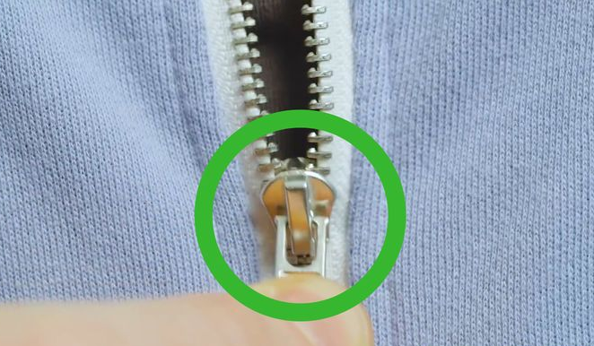 Bekommst du deinen Reißverschluss nicht mehr auf oder zu? Hast du diesen Trick schon mal probiert?