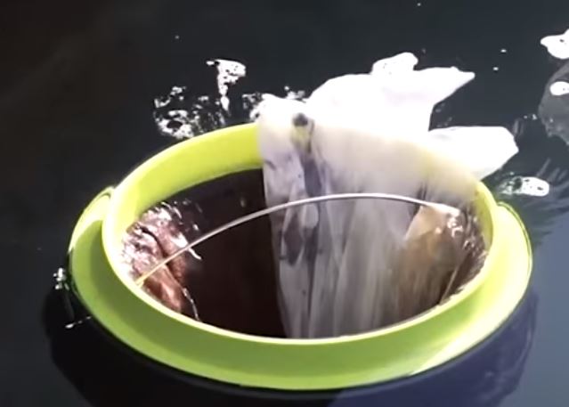 Schwimmender Mülleimer filtert bis zu 20 kg Plastik und Mikroplastik aus dem Ozean!