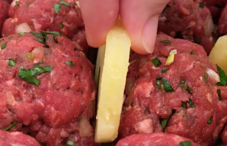 Sie legt Kartoffelscheiben zwischen Frikadellen und das Ergebnis ist einfach unglaublich!